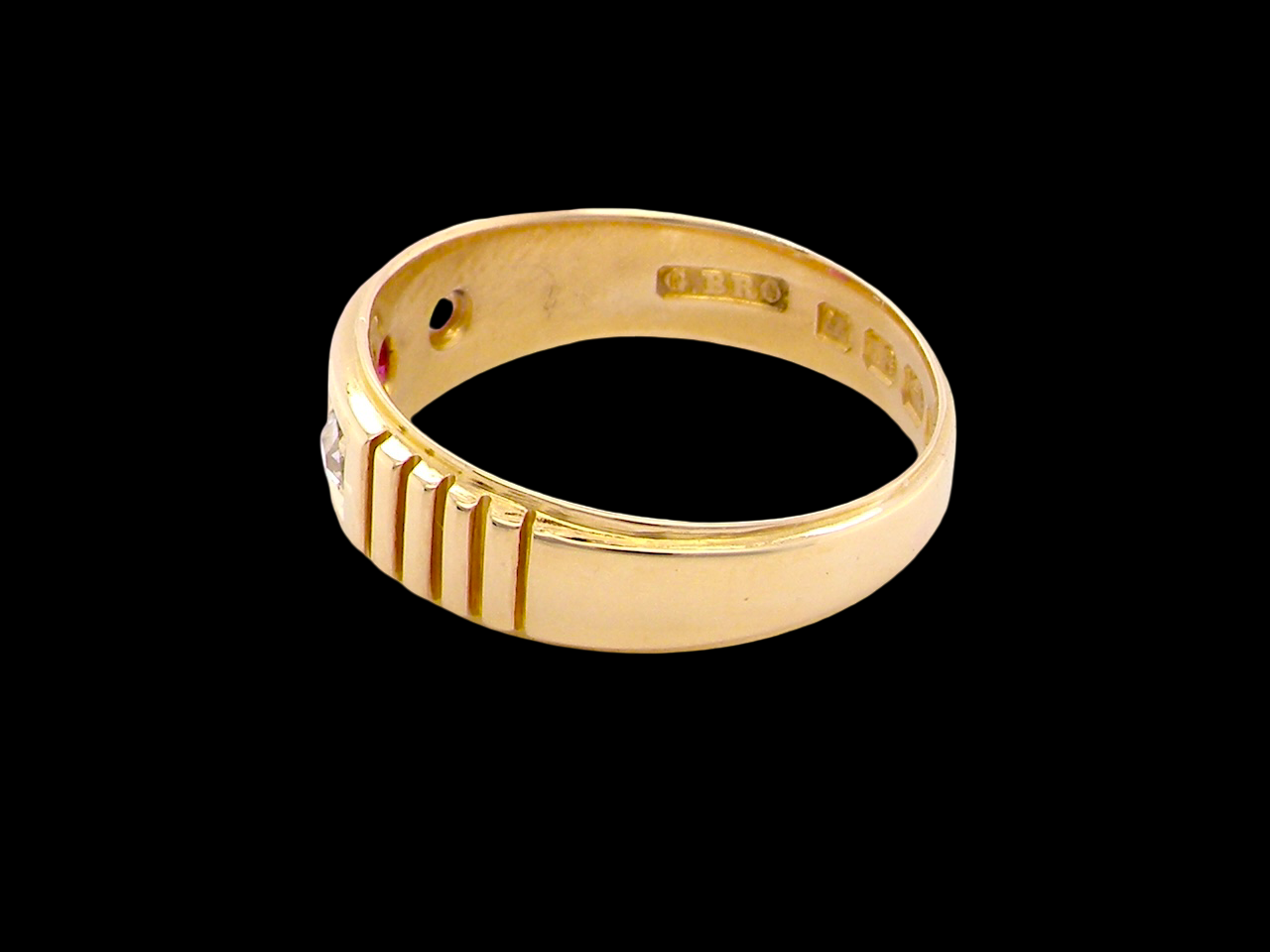 side Birmingham in 1881, this charming Victorian ring