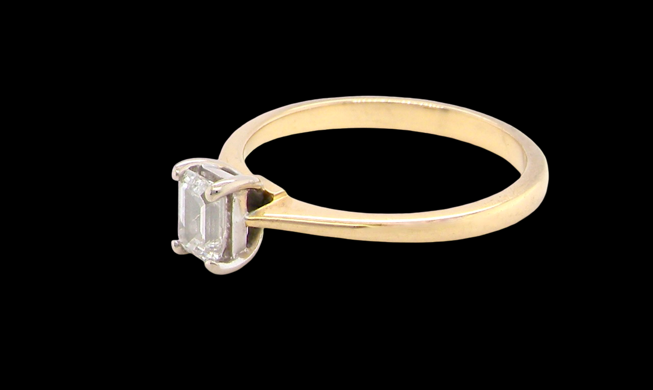 side Elegant and timeless, this solitaire ring features a beautifully cut emerald-cut diamond measuring 5 x 4mm, confirmed at approximately 0.40 carats. The diamond is graded J colour and VS clarity, offering excellent sparkle