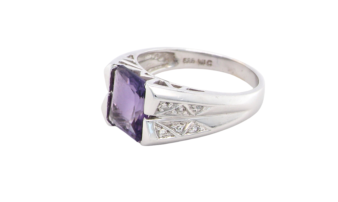 side beautiful dress ring crafted in 14ct white gold (stamped 585), featuring a stunning rectangular-cut Tanzanite measuring approximately 9 x 7.5mm, estimated at 2.5 carats.