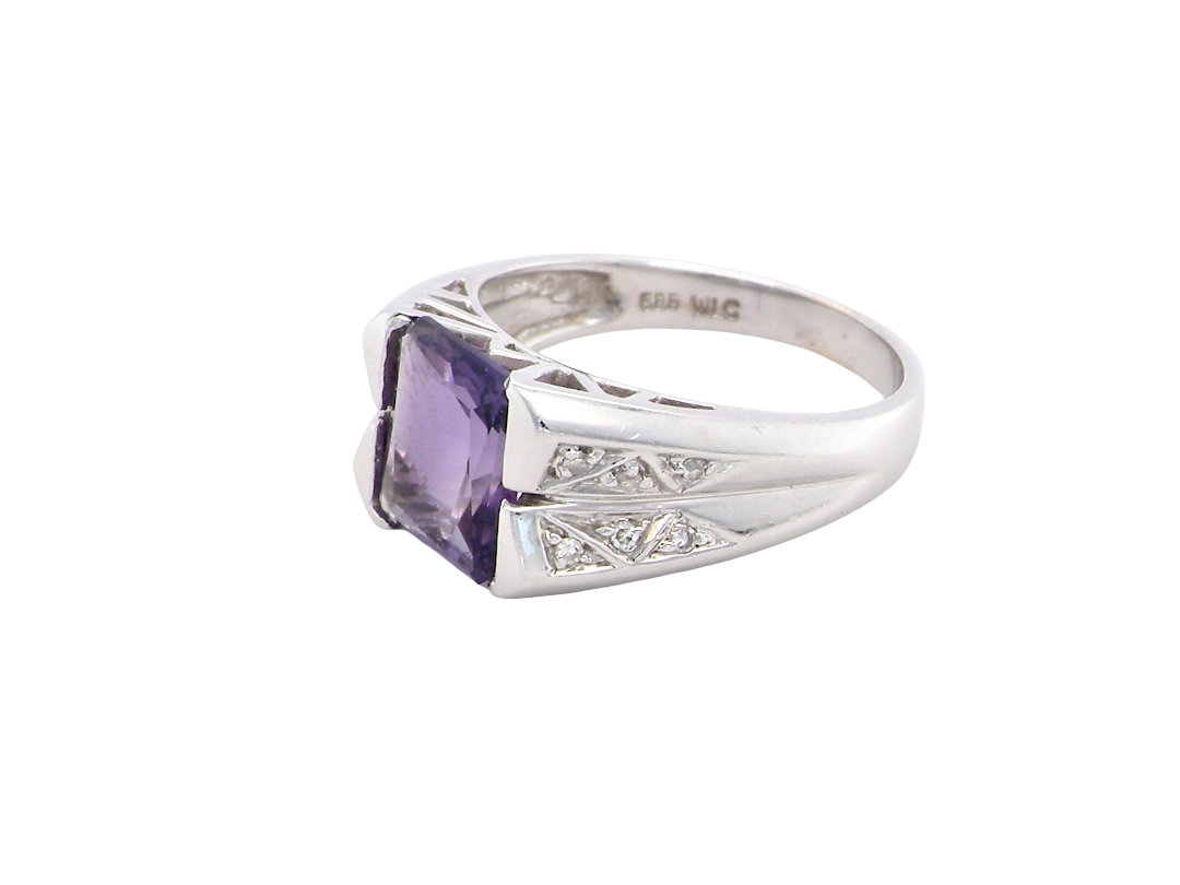 side beautiful dress ring crafted in 14ct white gold (stamped 585), featuring a stunning rectangular-cut Tanzanite measuring approximately 9 x 7.5mm, estimated at 2.5 carats.