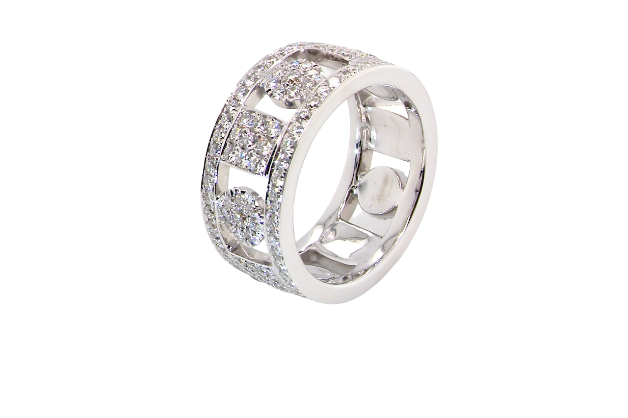 side captivating design, this 18-carat white gold band