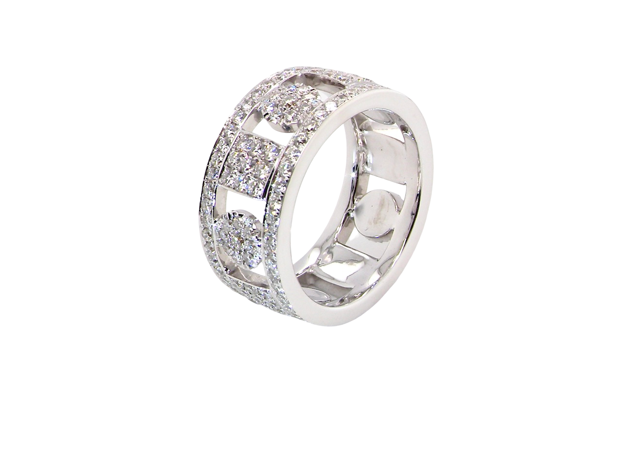 side captivating design, this 18-carat white gold band