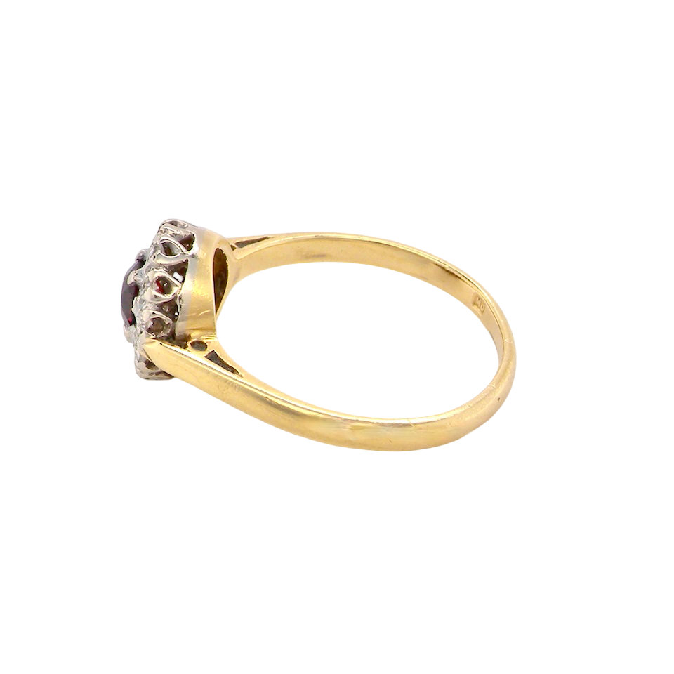 side classic 1960s 18 carat yellow gold cluster ring, featuring a round garnet
