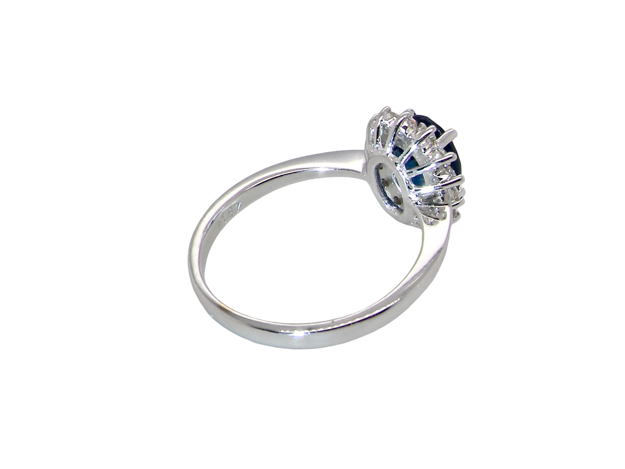 side cluster ring featuring a striking mid–dark blue oval-cut sapphire at its centre, measuring approximately 8 × 6 mm (estimated 1.25 ct).