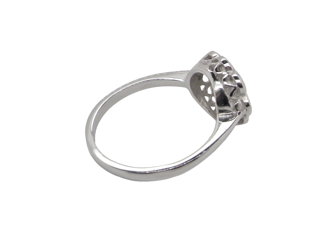 side elegant vintage cluster ring crafted in platinum* and set with a diamond centre stone, 0.25ct
