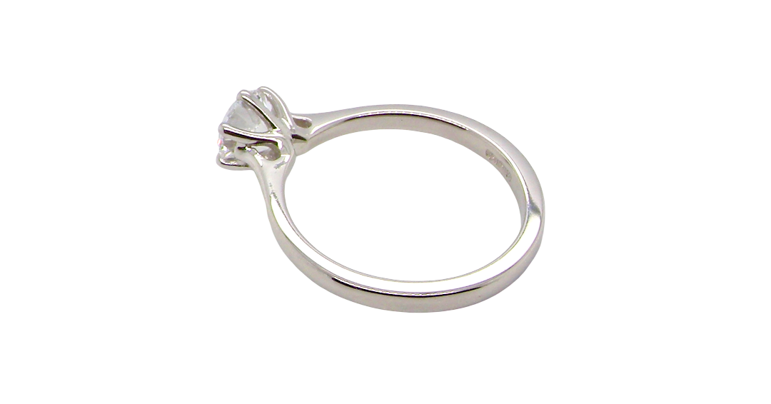 side ring is set with a superb GIA-certified brilliant-cut diamond, certificate no. 1383174901, weighing 0.70 carat. The diamond is of exceptional quality, graded D colour and VVS1 clarity, with excellent cut and polish and no fluorescence. Measurements: 5.48 x 5.67mm.