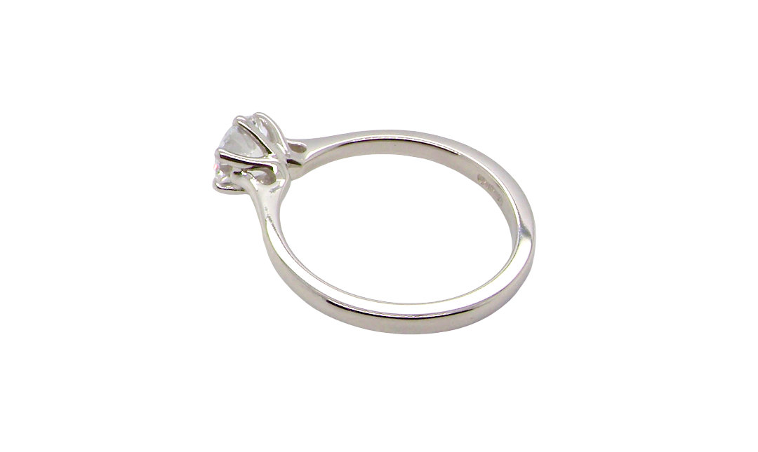 side ring is set with a superb GIA-certified brilliant-cut diamond, certificate no. 1383174901, weighing 0.70 carat. The diamond is of exceptional quality, graded D colour and VVS1 clarity, with excellent cut and polish and no fluorescence. Measurements: 5.48 x 5.67mm.