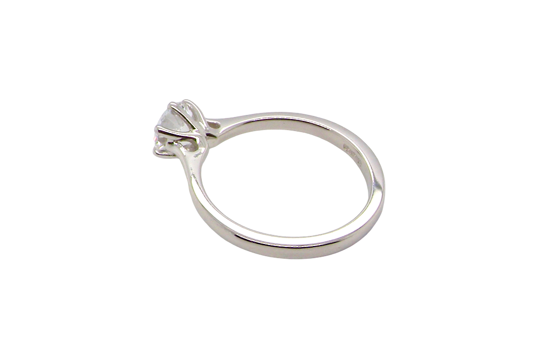side ring is set with a superb GIA-certified brilliant-cut diamond, certificate no. 1383174901, weighing 0.70 carat. The diamond is of exceptional quality, graded D colour and VVS1 clarity, with excellent cut and polish and no fluorescence. Measurements: 5.48 x 5.67mm.