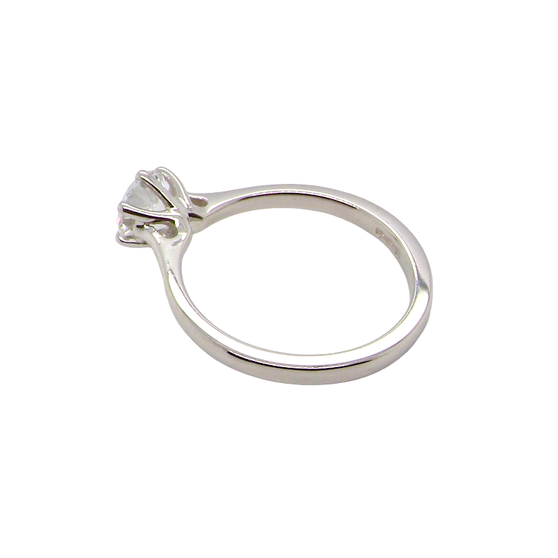 side ring is set with a superb GIA-certified brilliant-cut diamond, certificate no. 1383174901, weighing 0.70 carat. The diamond is of exceptional quality, graded D colour and VVS1 clarity, with excellent cut and polish and no fluorescence. Measurements: 5.48 x 5.67mm.