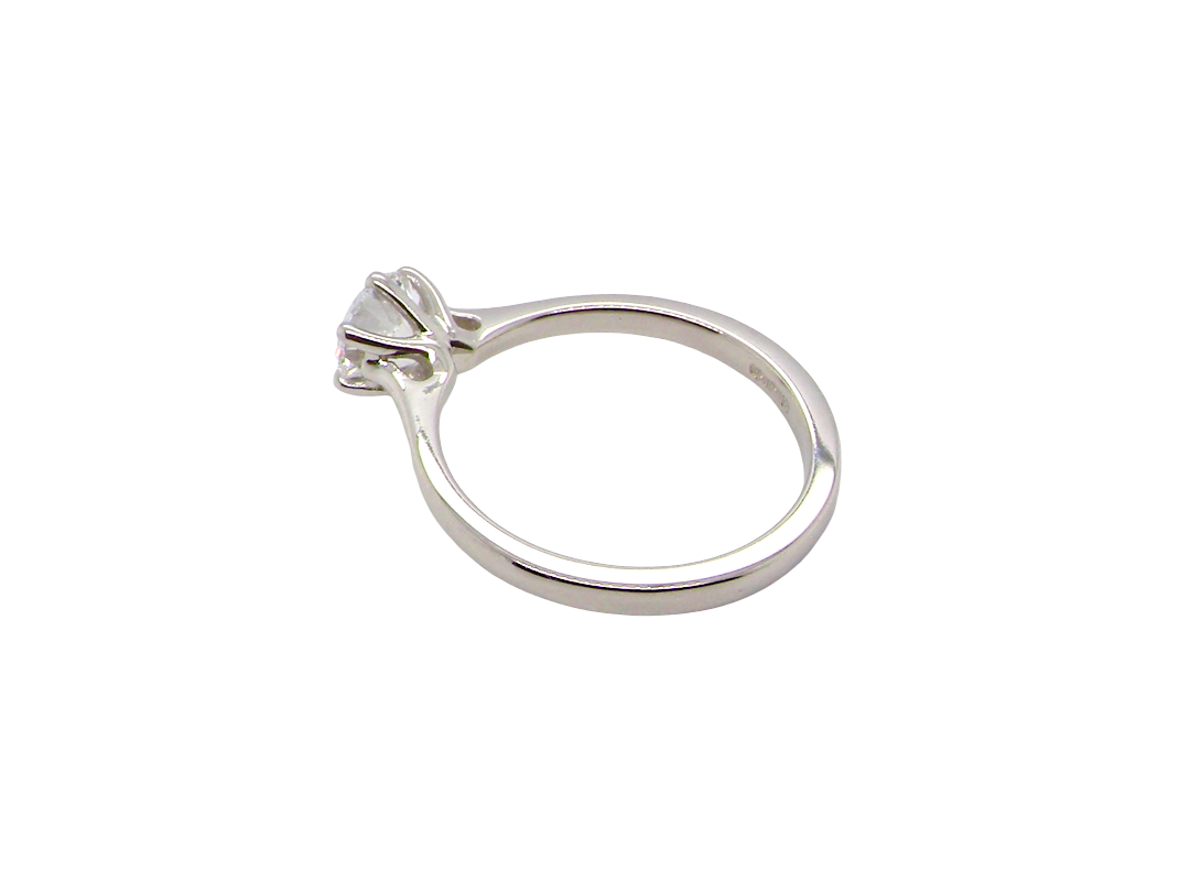 side ring is set with a superb GIA-certified brilliant-cut diamond, certificate no. 1383174901, weighing 0.70 carat. The diamond is of exceptional quality, graded D colour and VVS1 clarity, with excellent cut and polish and no fluorescence. Measurements: 5.48 x 5.67mm.