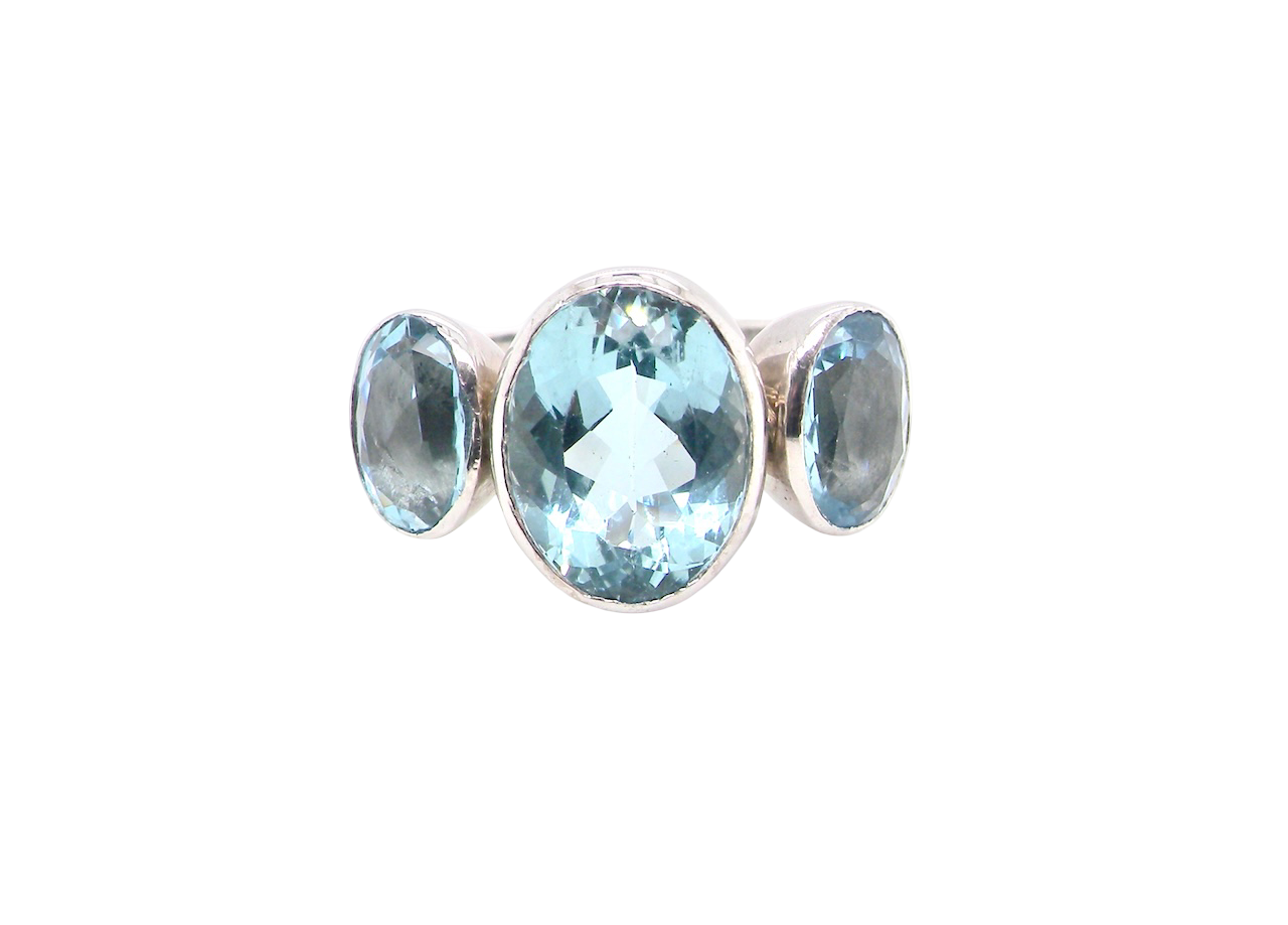 A stunning Aquamarine dress ring