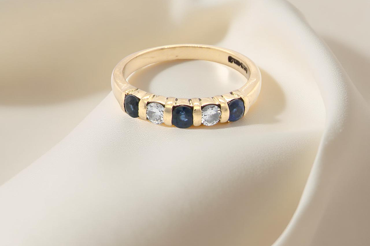 top 18-carat gold half-hoop eternity ring, set with three round mid-blue sapphires
