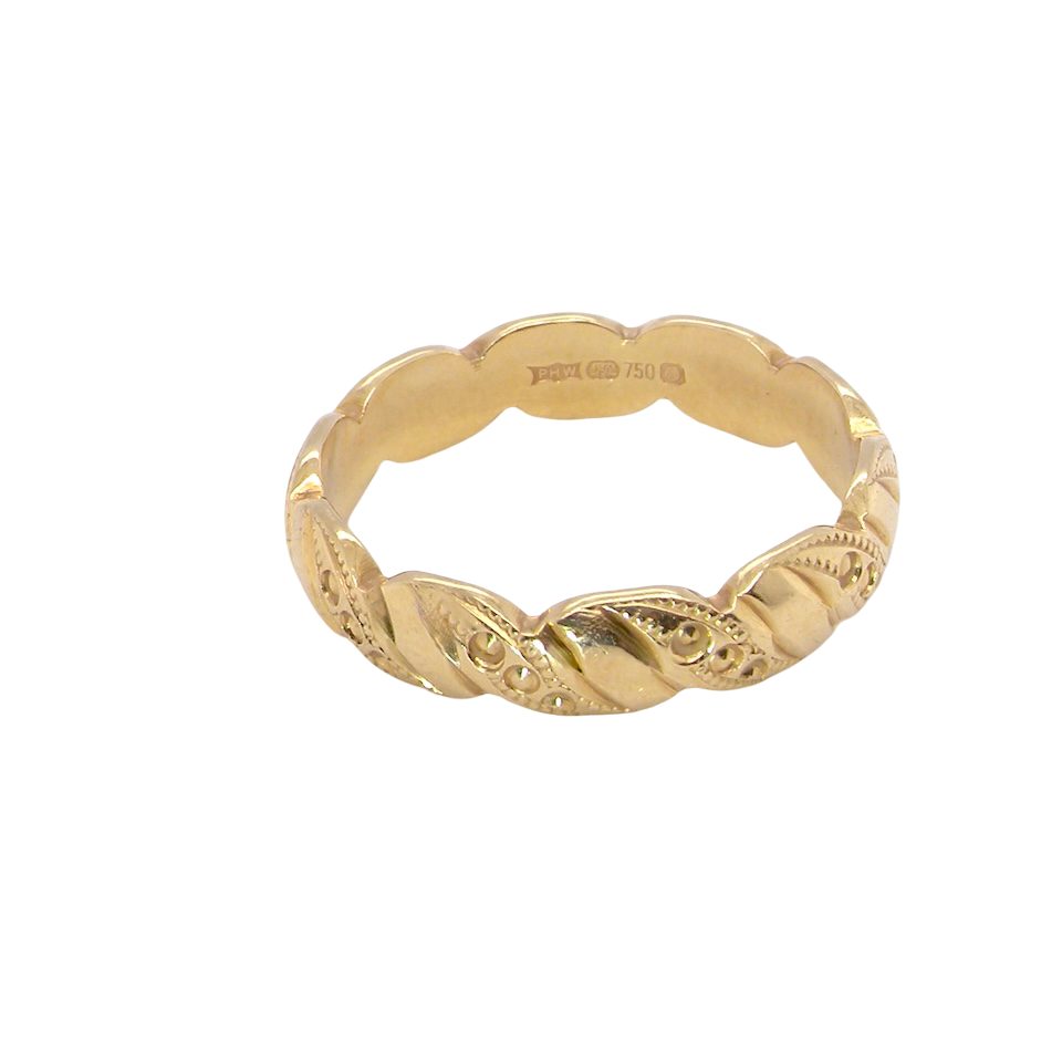 top A lovely wedding ring, scalloped edges with dotted patterns around the body of the ring.