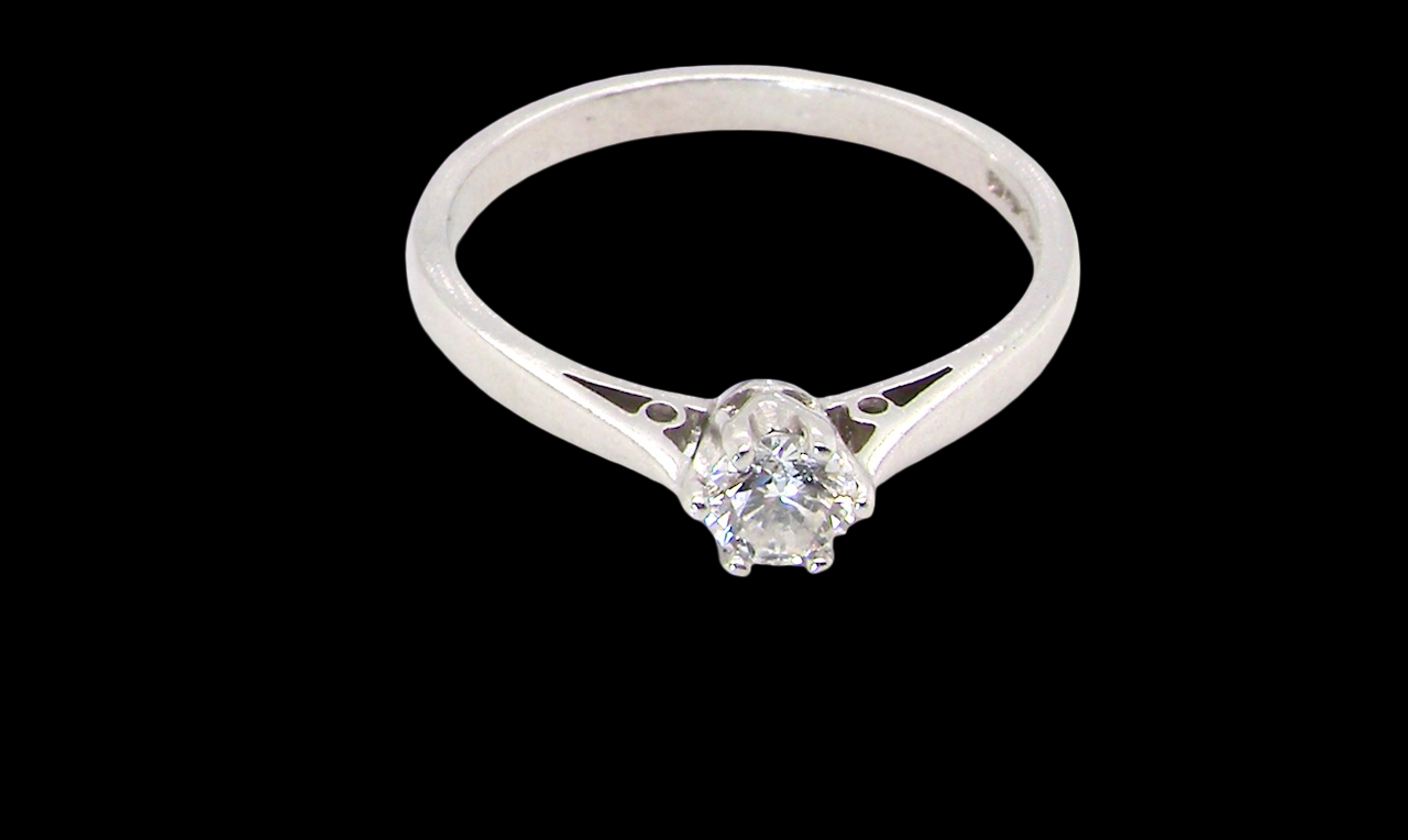 top A timeless and elegant solitaire ring set with a brilliant-cut white diamond