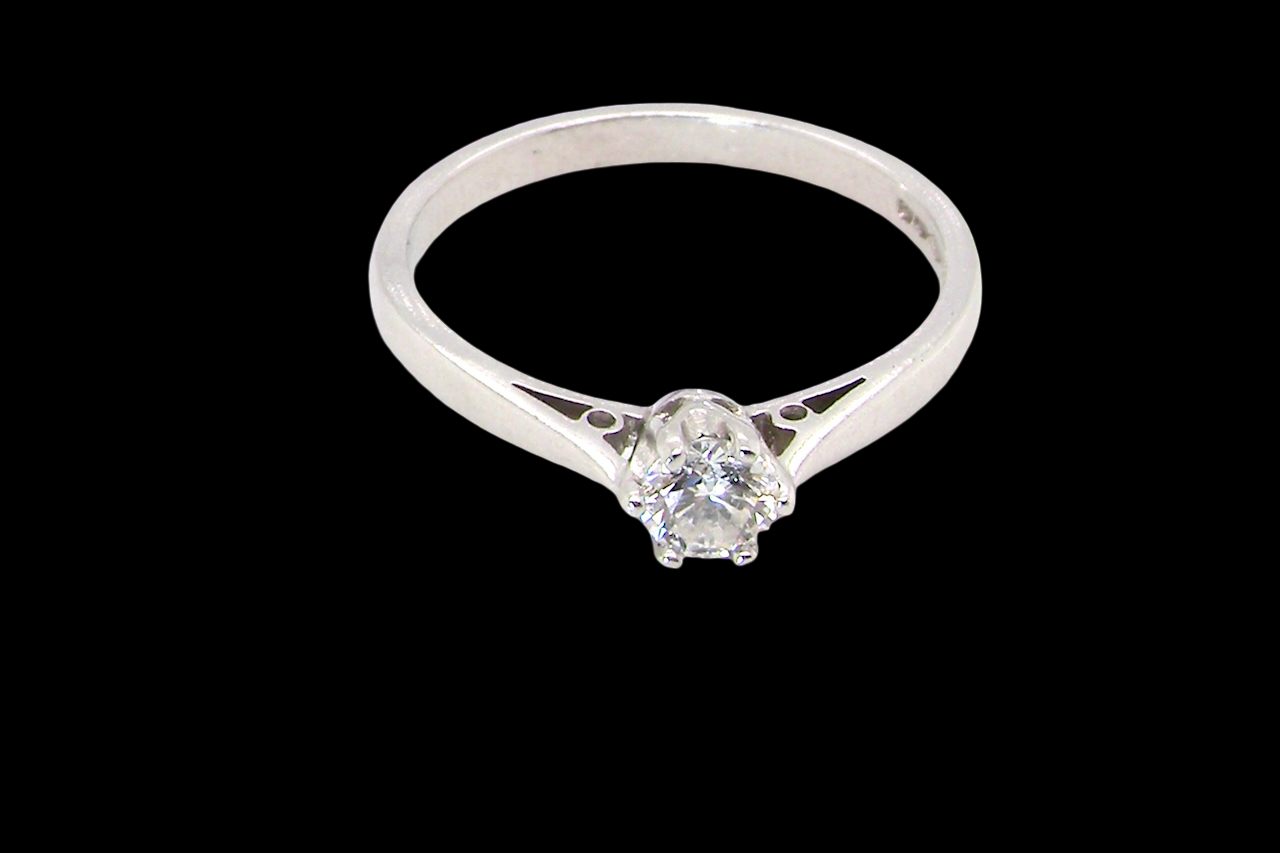 top A timeless and elegant solitaire ring set with a brilliant-cut white diamond