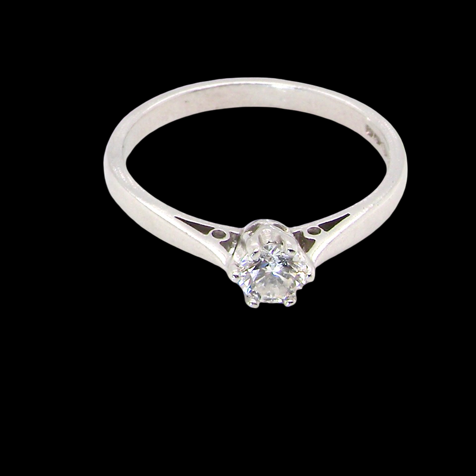 top A timeless and elegant solitaire ring set with a brilliant-cut white diamond