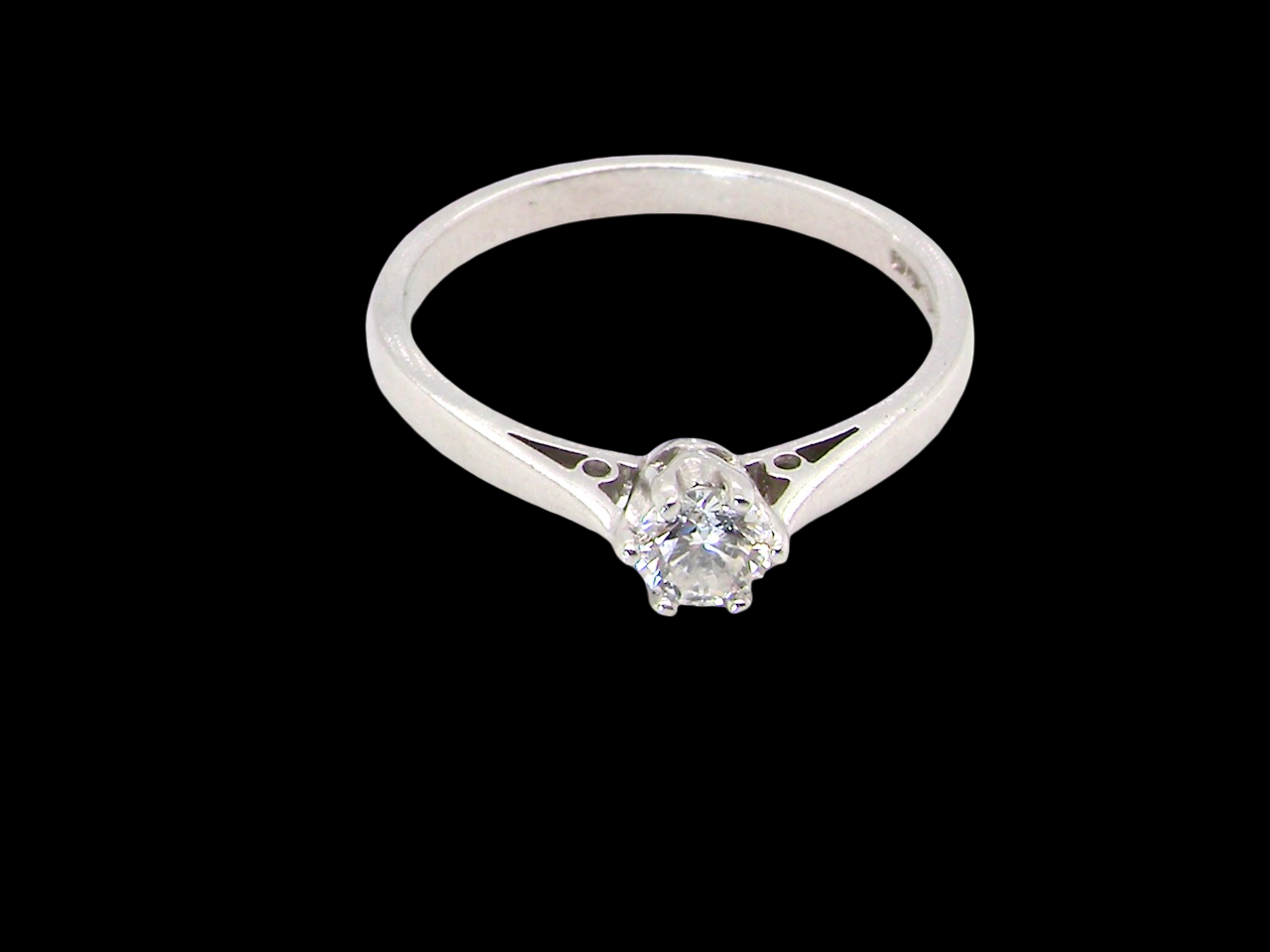 top A timeless and elegant solitaire ring set with a brilliant-cut white diamond