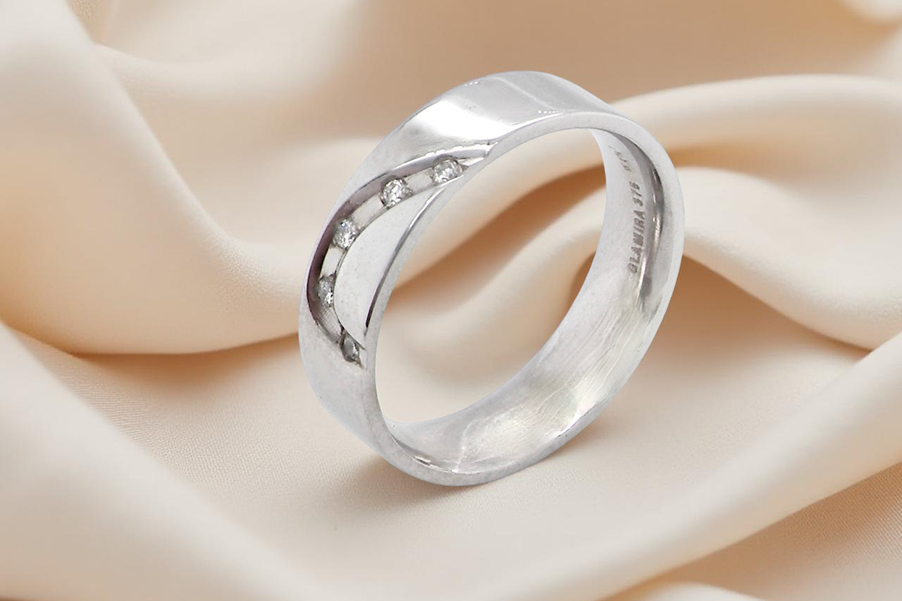 top view A classic 9 carat white gold ring with a timeless wedding-band style, equally suited to wear as a simple diamond dress ring.