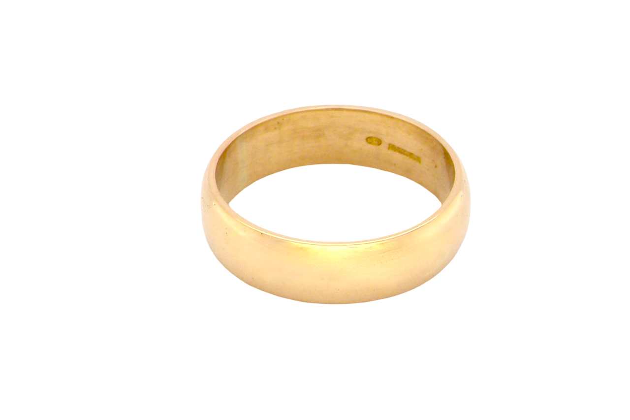 traditional 18 carat gold wedding ring. Width 6mm and probably suitable for male wear (or female if wider ring required)
D shape profile,