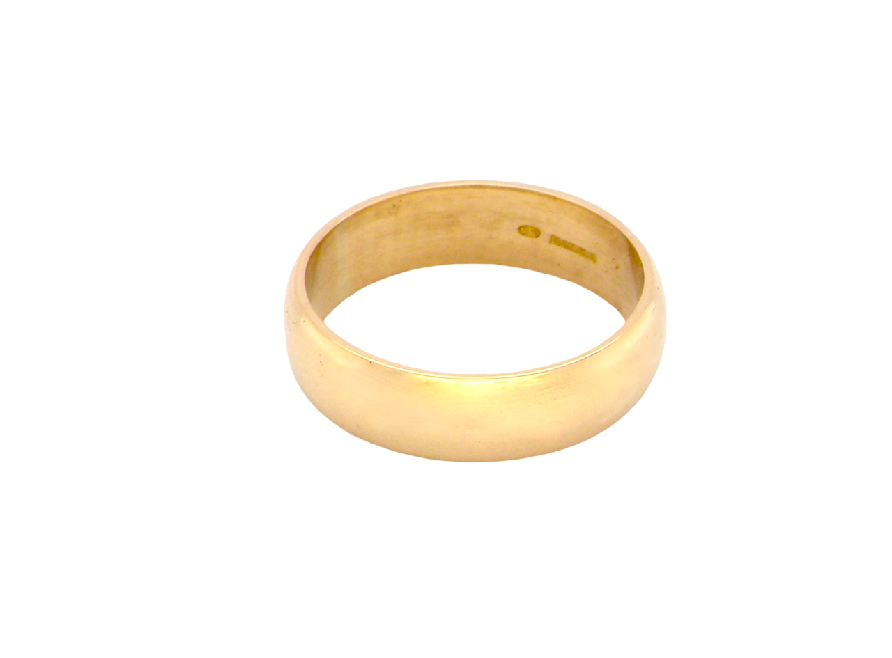 traditional 18 carat gold wedding ring. Width 6mm and probably suitable for male wear (or female if wider ring required)
D shape profile,