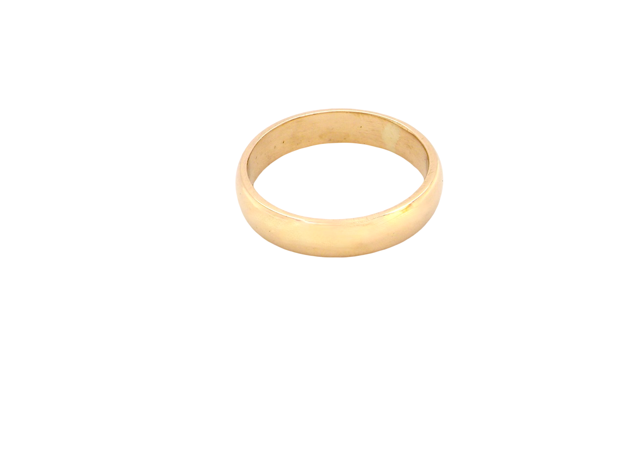 traditional 18 carat gold wedding ring. Width 6mm and probably suitable for male wear (or female if wider ring required)
D shape profile, fine condition with a UK hallmark for 1991.