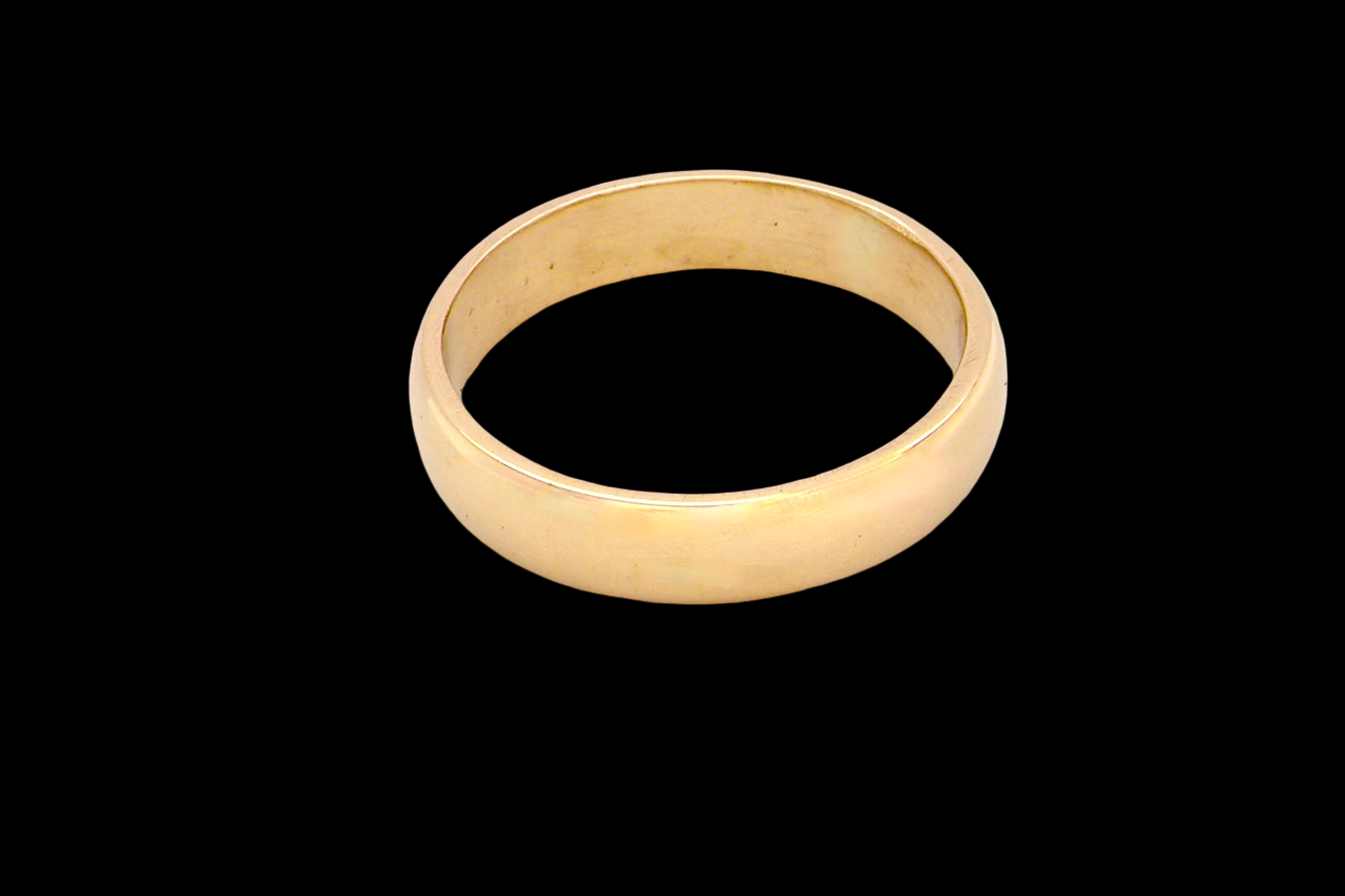 traditional 18 carat wedding ring. Width 6mm and probably suitable for male wear (or female if wider ring required)
D shape profile, fine condition with a UK hallmark for 1991.