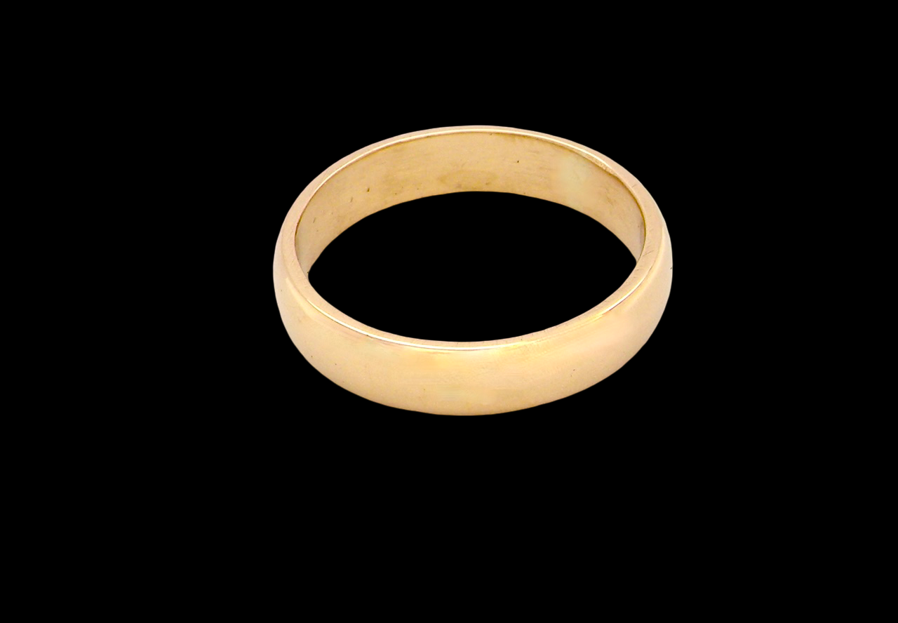 traditional 18 carat wedding ring. Width 6mm and probably suitable for male wear (or female if wider ring required)
D shape profile, fine condition with a UK hallmark for 1991.