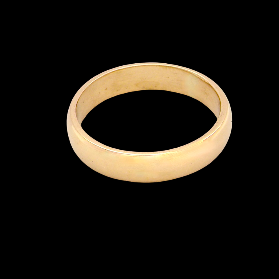 traditional 18 carat wedding ring. Width 6mm and probably suitable for male wear (or female if wider ring required)
D shape profile, fine condition with a UK hallmark for 1991.