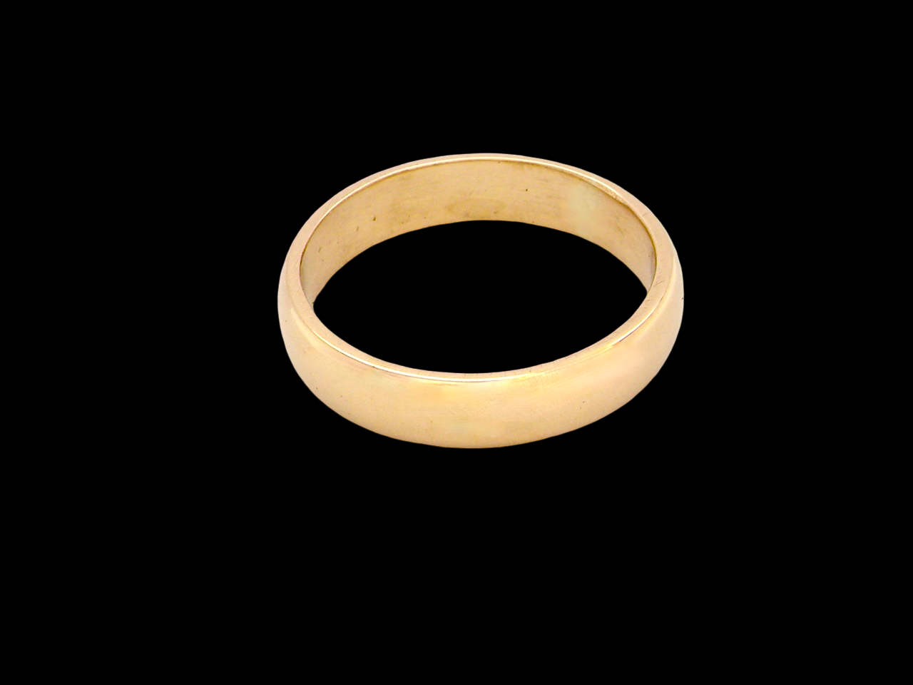 traditional 18 carat wedding ring. Width 6mm and probably suitable for male wear (or female if wider ring required)
D shape profile, fine condition with a UK hallmark for 1991.
