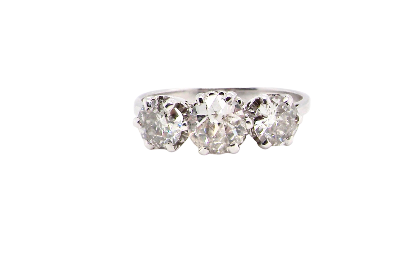 a 3 stone trilogy ring