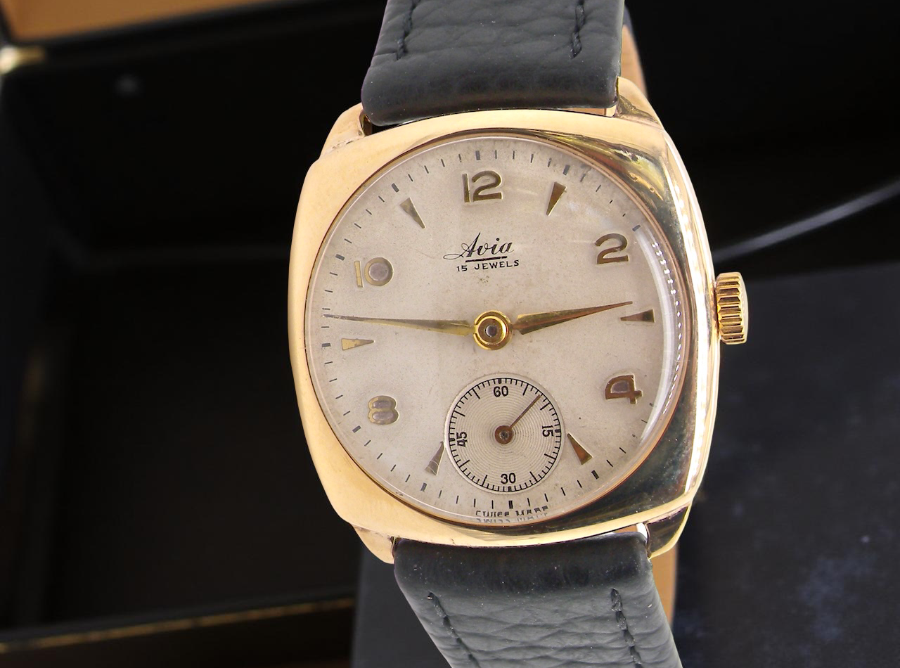 A unisex gold Avia wrist watch