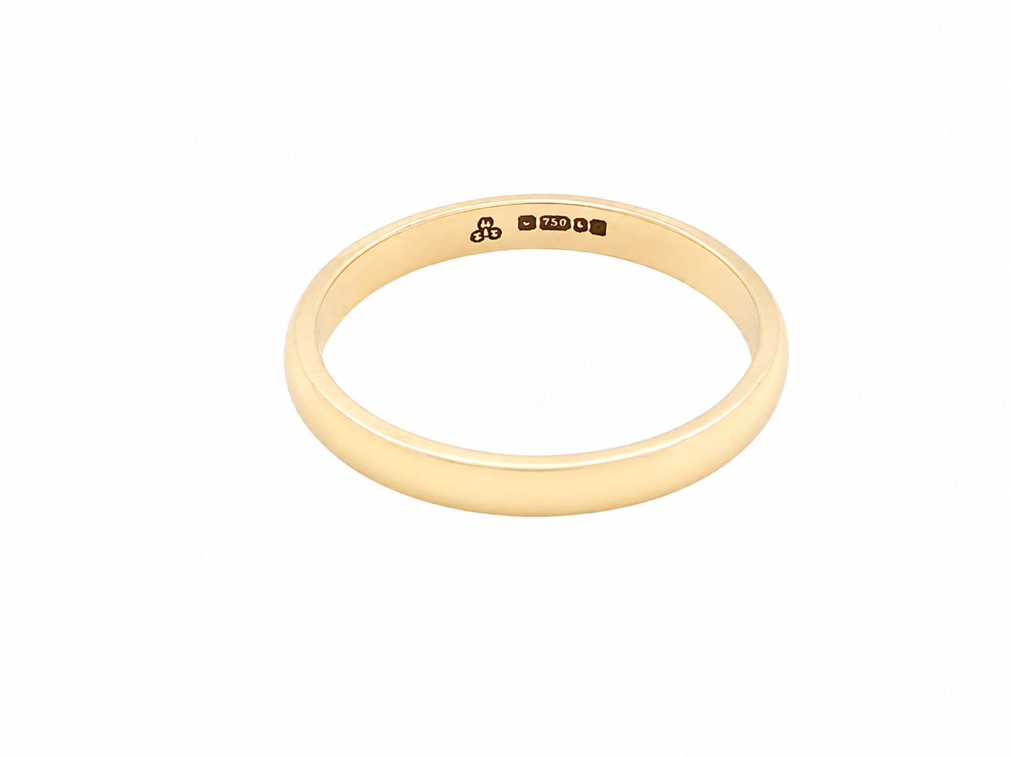 The absolute classic for a wedding ring. This 18 carat yellow gold ring is D shaped with a width of 2.5mm, and a weight of 2.7grams.