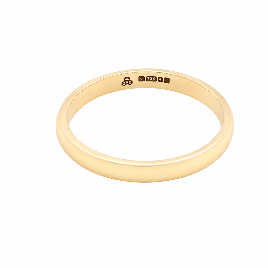 The absolute classic for a wedding ring. This 18 carat yellow gold ring is D shaped with a width of 2.5mm, and a weight of 2.7grams.