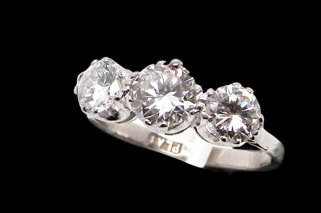 Diamond trilogy ring