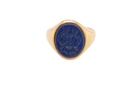  18 carat gold signet ring set with an oval lapis lazuli stone. This measures 12x9.5mm and has a carved intaglio seal engraved onto the stone. (These seem to be floral patterns)