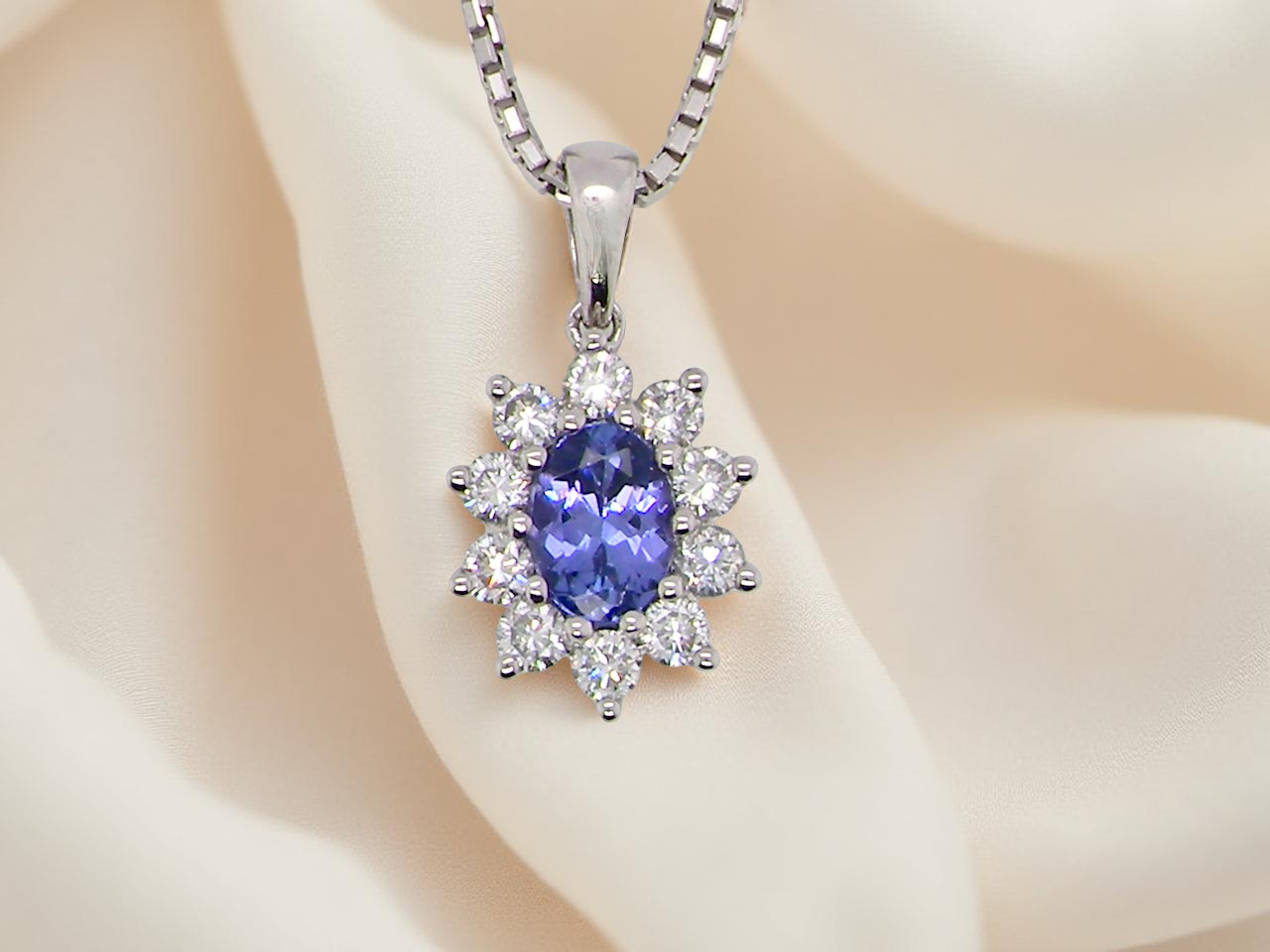 18 carat white gold pendant featuring an oval tanzanite