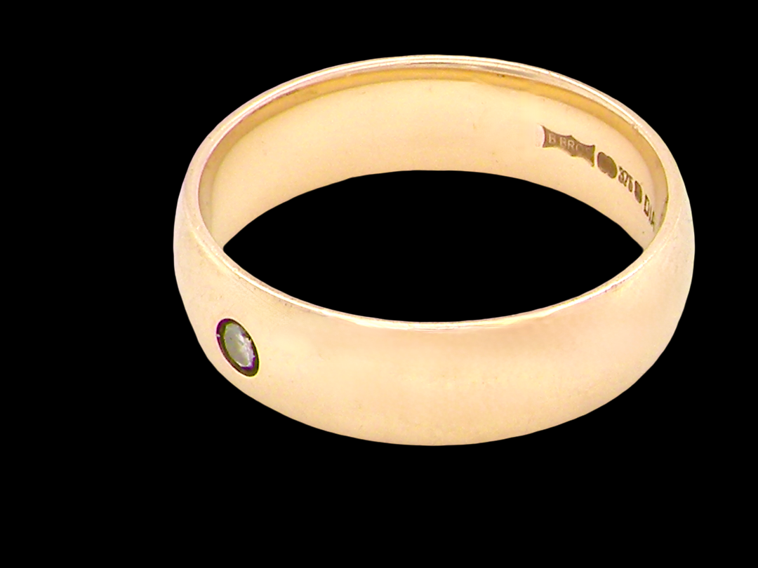 9 carat gold wedding ring. Set with a small diamond