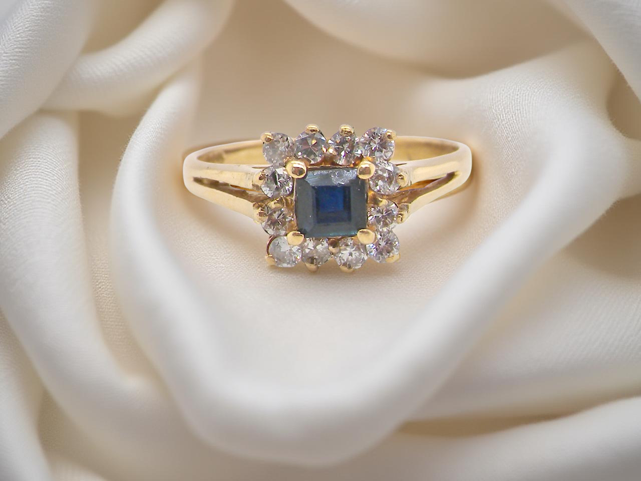 An 18 carat Gold Sapphire and Diamond Cluster Ring (Hallmarked 1997)