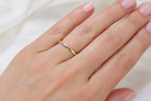 Vinateg 2mm gold wedding band on finger