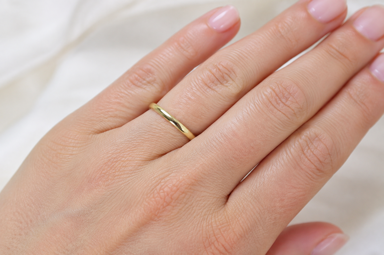 Vinateg 2mm gold wedding band on finger
