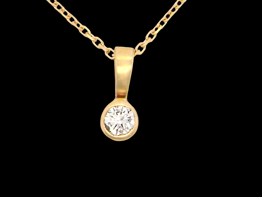 A 9 carat gold pendant that features a single brilliant cut white diamond. This (est 0,25 carats)