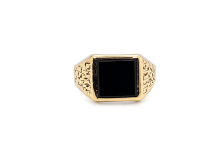 A 9 carat gold signet ring. Features a square cut black onyx stone, 10x10mm (est) .

