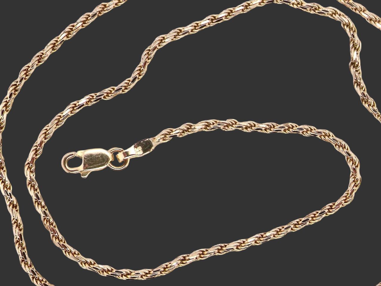 A 9 carat gold solid rope link neck chain.&nbsp;

Length 16", weight 5 grams. 