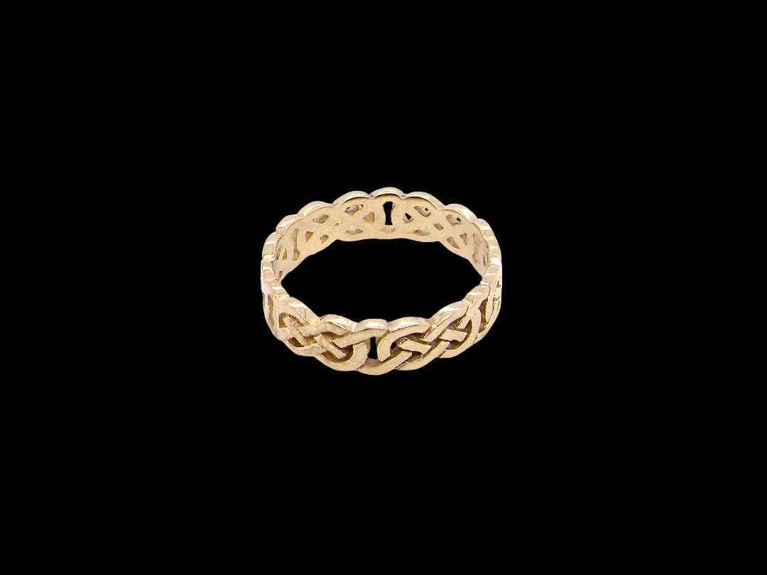 A Celtic design gold ring, could be used as a wedding ring, 
