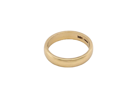A D shape 18 carat gold wedding ring