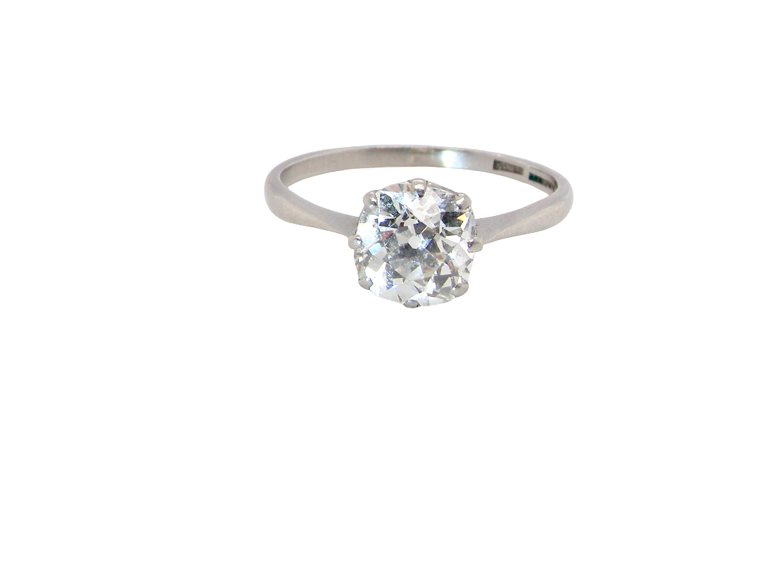 A beautiful and timeless vintage solitaire dating from the 1930s, crafted in platinum and set with a stunning old brilliant-cut diamond. 