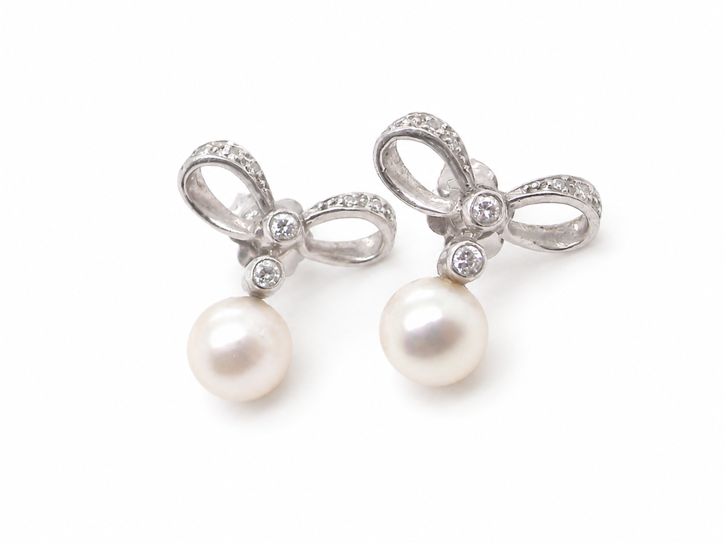 A bow design that has small diamonds to each side and the centre of the bow (approx. 0.10 carats each).
