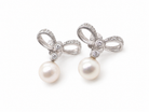 A bow design that has small diamonds to each side and the centre of the bow (approx. 0.10 carats each).
