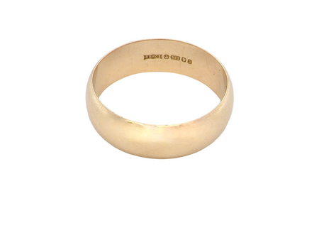 A classic plain D-shaped wedding band 