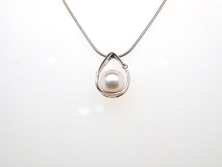 A cultured pearl pendant